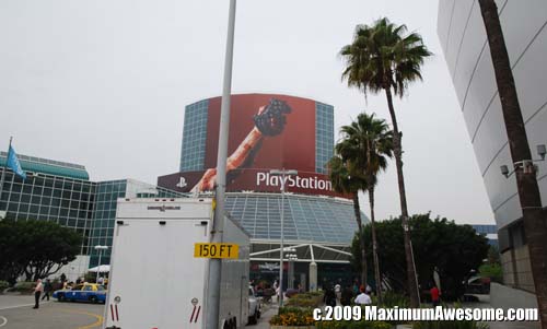 Global recession be damned, the big Babel-esque banners of E3 were back.